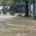 “Çmendet”moti në Shqiperi! Stuhia e fuqishme me shi, breshër dhe erëra të forta paralizon qarkullimin në qytet!