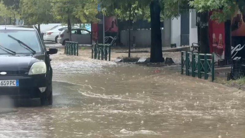 “Çmendet”moti në Shqiperi! Stuhia e fuqishme me shi, breshër dhe erëra të forta paralizon qarkullimin në qytet!