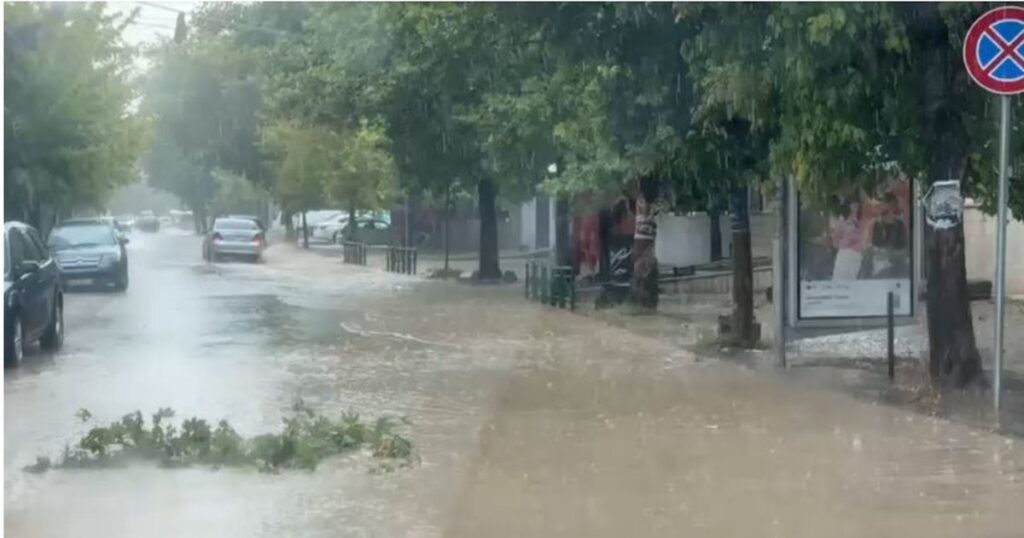 “Çmendet” moti në mes të verës, stuhi e fuqishme me shi, breshër dhe erë përfshin në këtë qytet (VIDEO)