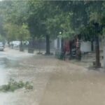 “Çmendet” moti në mes të verës, stuhi e fuqishme me shi, breshër dhe erë përfshin në këtë qytet (VIDEO)