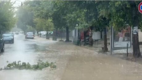 “Çmendet” moti në mes të verës, stuhi e fuqishme me shi, breshër dhe erë përfshin në këtë qytet (VIDEO)