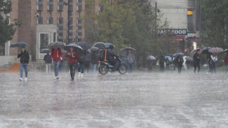 Rrebeshe shiu në këto zona dhe temperatura të larta, ja si parashikohet moti për ditët e ardhshme