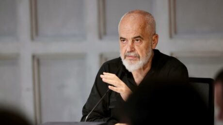 Agron Shehaj mori dokumentin dhe iku me vrap, vjen reagimi i Edi Ramës