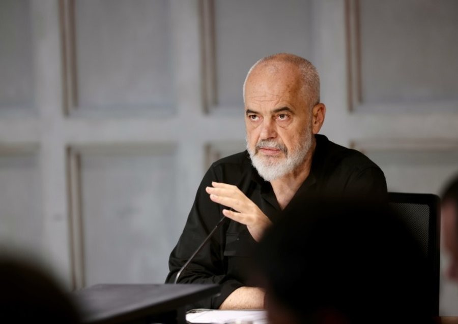 Agron Shehaj mori dokumentin dhe iku me vrap, vjen reagimi i Edi Ramës