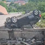 Aksident i frikshëm në vend! Makina fluturon dhe përfundon mbi çatinë e shtëpisë, nje person…