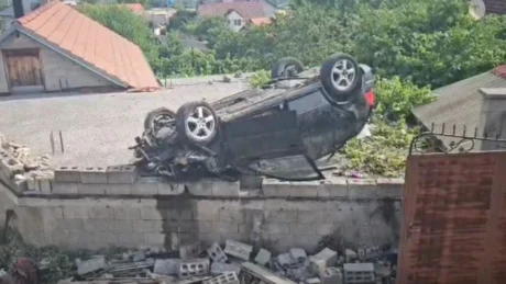 Aksident i frikshëm në vend! Makina fluturon dhe përfundon mbi çatinë e shtëpisë, nje person…