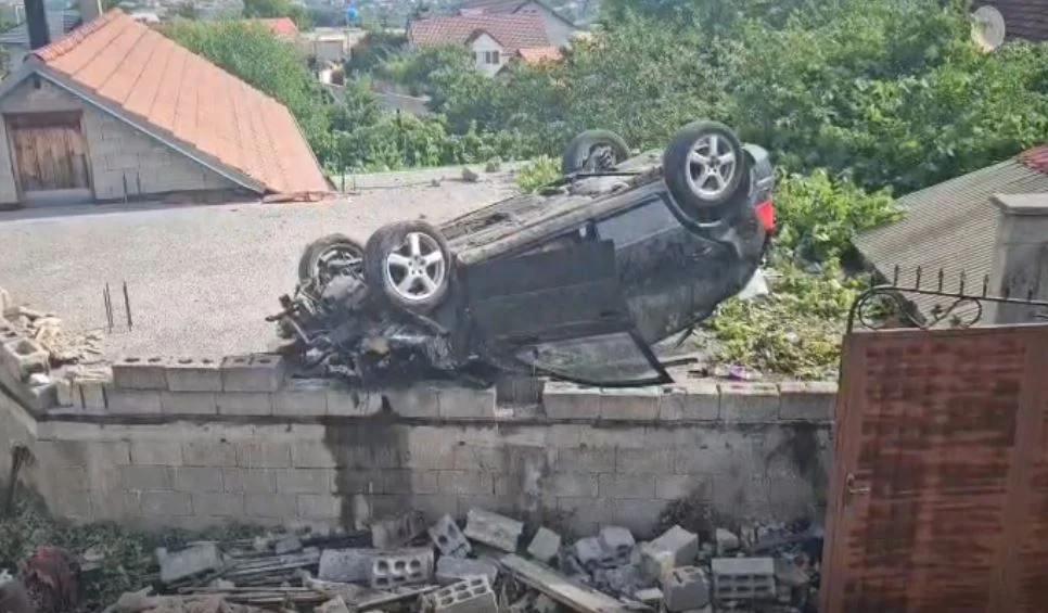 Aksident i frikshëm në vend! Makina fluturon dhe përfundon mbi çatinë e shtëpisë, nje person…