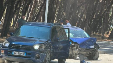 Aksident në Vlorë, makinat bëhen “copash”, dy vajza të reja…
