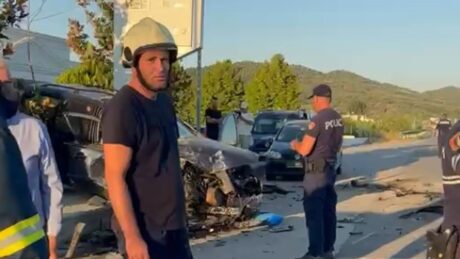 Aksident i frikshëm në vend! Dy mjete bëhen copash, raportohet se 5 persona…