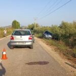 Aksident i rëndë i në vend/ Makina përfundon në kanal, raportohet për disa persona…