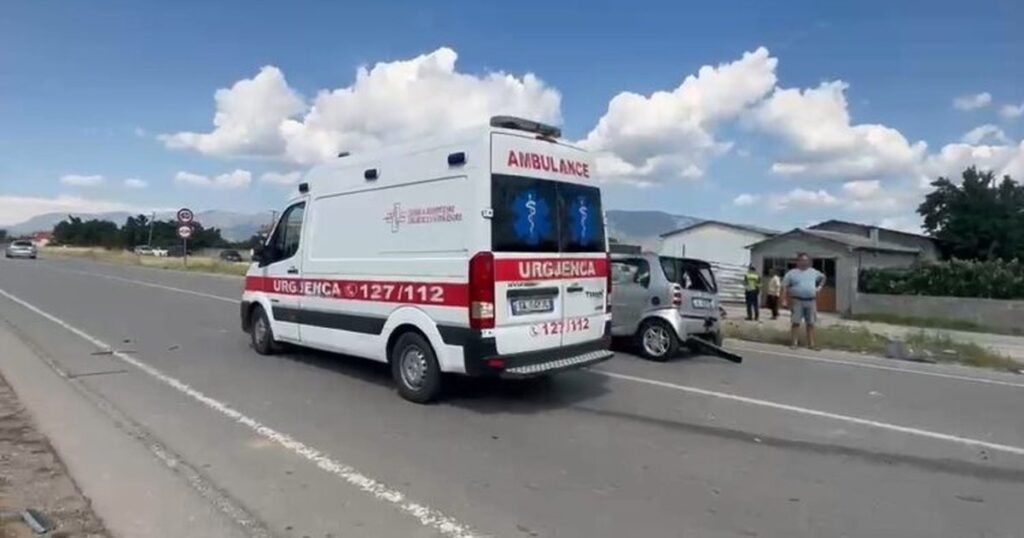 E diela e tmerrshme me aksidente! Dy automjete përplasen fuqishëm, raportohet për…