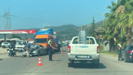 Aksident i rëndë në vend/ Katër automjete përplasen me njëra-tjetrën!