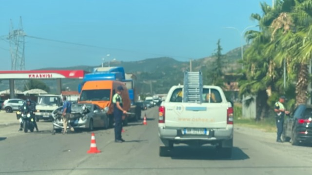 Aksident i rëndë në vend/ Katër automjete përplasen me njëra-tjetrën!