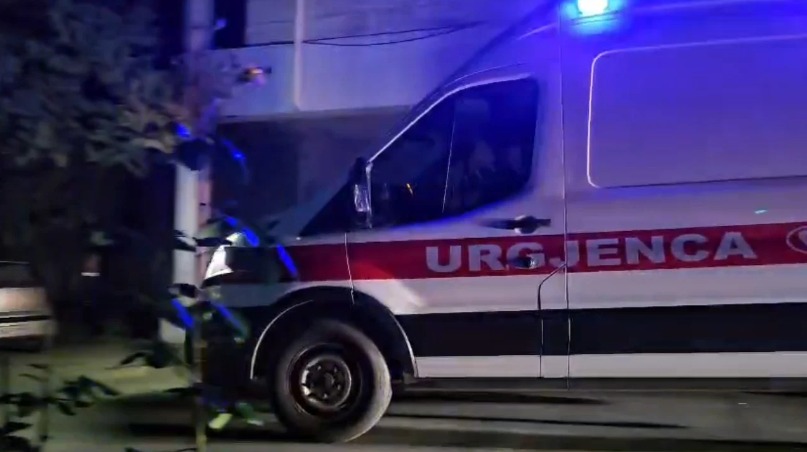 Aksident i RËNDË/ 16-vjeçari humbi kontrollin e mjetit dhe u përpIas me shtyllën, 6 kusherinj te m*tur…