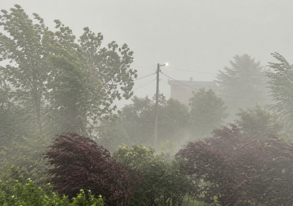 Moti përkeqësohet në Ballkan/ Paralajmërime për tornado, reshje ekstreme dhe përmbytje në