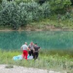 TRAGJEDI! Hyri në lumë të shpëtonte djalin e tij 5-vjeçar, rrjedha i merr jetën babait