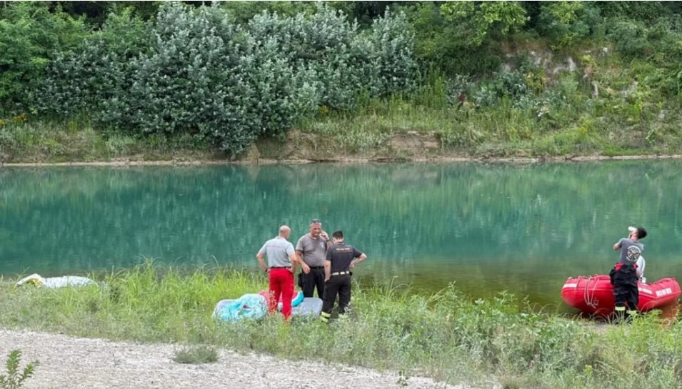 TRAGJEDI! Hyri në lumë të shpëtonte djalin e tij 5-vjeçar, rrjedha i merr jetën babait