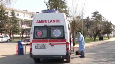 Ngjarje shokuese, gruaja humb jetën pasi dyshohet se u hodh nga kati i tetë i ndërtesës