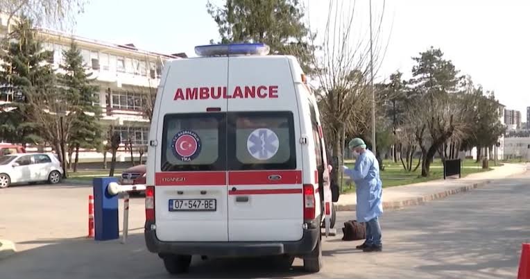 Ngjarje shokuese, gruaja humb jetën pasi dyshohet se u hodh nga kati i tetë i ndërtesës