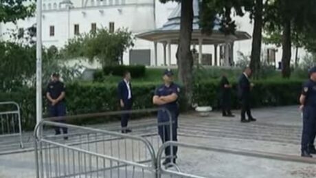 “BLINDOHET” KUVENDI/ Policia shton masat e sigurisë jashtë parlamentit, vendosen barriera metalike