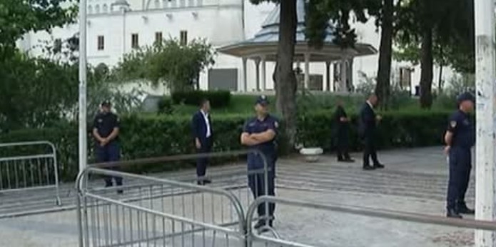 “BLINDOHET” KUVENDI/ Policia shton masat e sigurisë jashtë parlamentit, vendosen barriera metalike