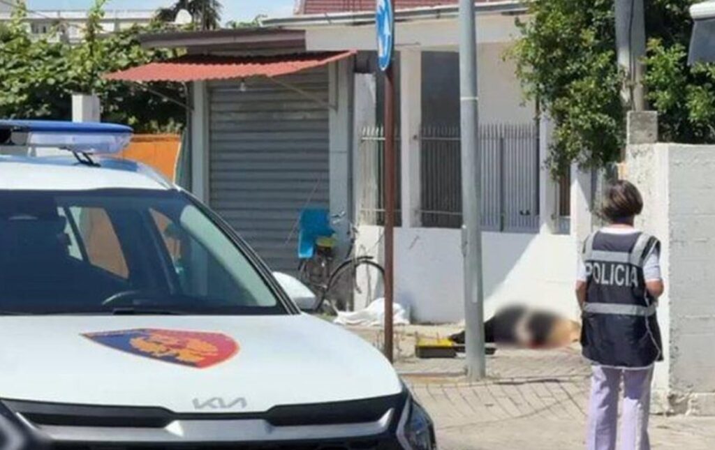 PAMJE TR0NDITESE/ Tr*pi i gruas i “mbuIuar” nga gj*ku qëndron anash rrugës, familjarët të shkatërruar japin dëshmi…
