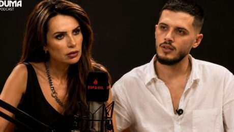 “Na hodhën bomb*n mbi shtëpi, dyert u mbushën me plumba”, Bardhi rrëfen : Një vajzë e re në jetën time po m…