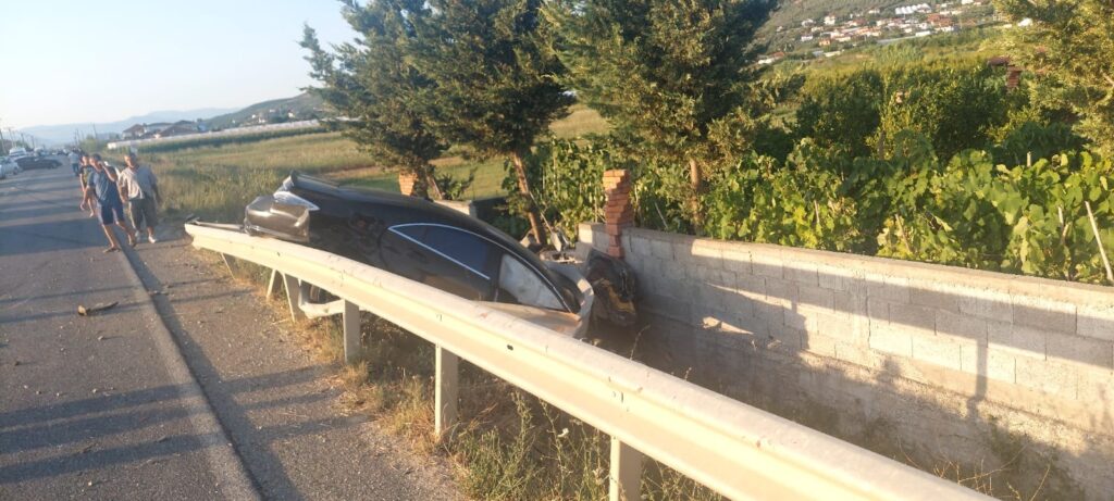 Aksident tragjik në vend/ Automjetet përplasen ‘kokë më kokë’, dy persona humbin jetën në vendngjarje