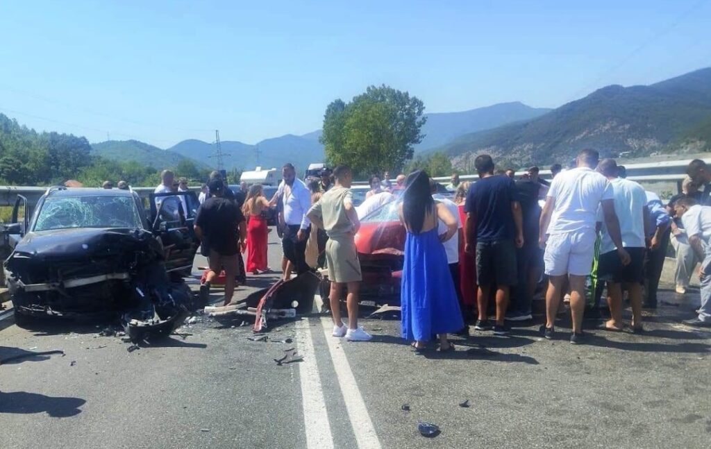 Aksident i frikshëm në vend! Dy makina bëhen copash, 2 personna raportohet të…