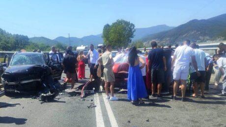 Aksident i frikshëm në vend! Dy makina bëhen copash, 2 personna raportohet të…