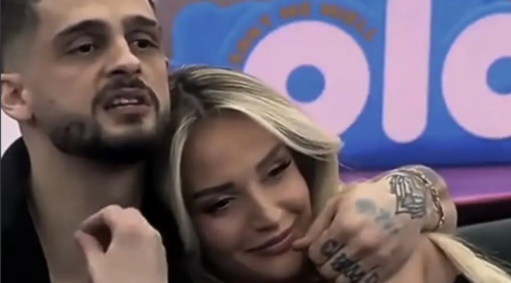 Gimbo publikon foton që po bën xhiron e rrjetit me Selin Bollatin!